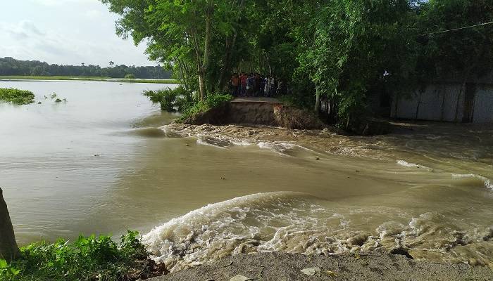 ফরিদপুর শহর রক্ষা বাঁধ ভেঙে লোকালয় প্লাবিত