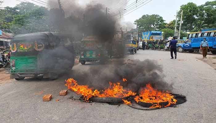 ফেনসিডিলসহ গ্রেপ্তার ছাত্রলীগ নেতার মুক্তির দাবিতে মহাসড়ক অবরোধ