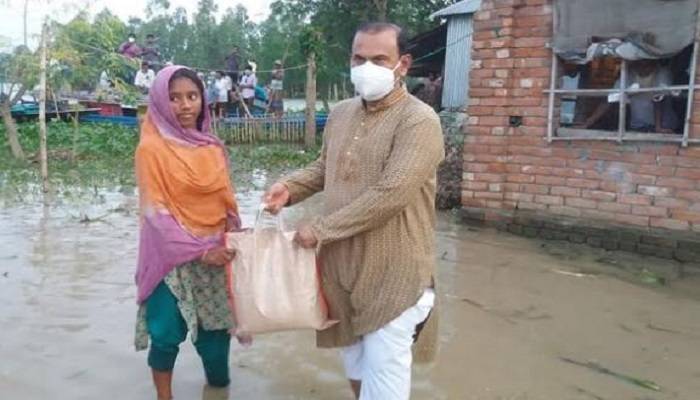 বন্যাদুর্গত এলাকায় ত্রাণ বিতরণ করলেন এমপি আব্দুল আজিজ