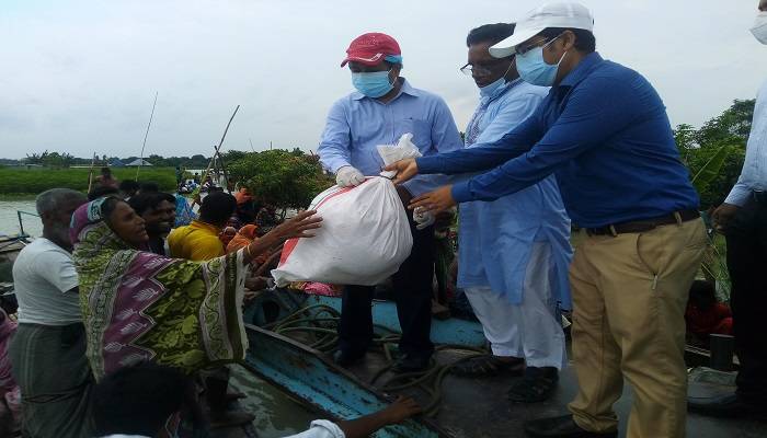 বন্যার্তদের কাছে খাবার পৌঁছে দিলেন ফরিদপুরের ডিসি