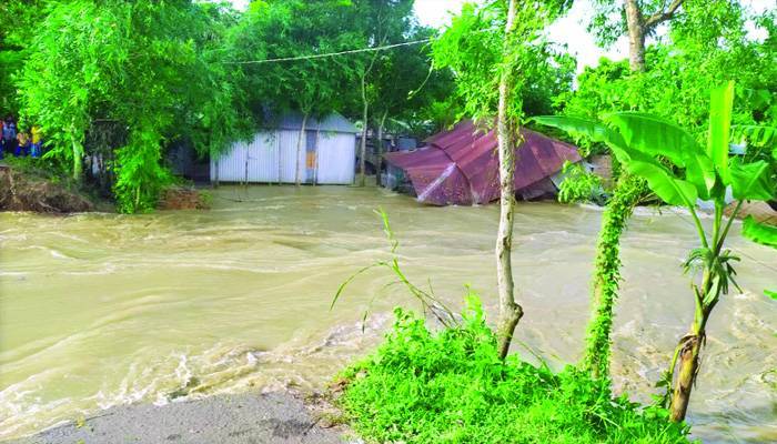 ফরিদপুরে শহর রক্ষা বাঁধ ভেঙে ৫ গ্রাম প্লাবিত