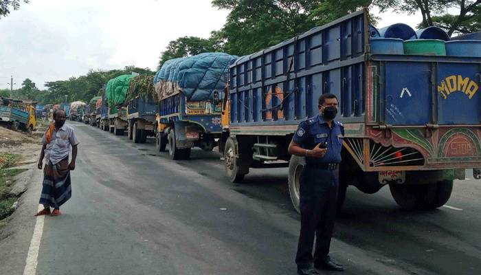 দৌলতদিয়ায় স্রোতে ফেরি চলাচল ব্যাহত, ট্রাকের দীর্ঘ লাইন