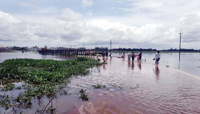 ঝুঁকি নিয়ে ডুবে যাওয়া সেতু দিয়েই চলাচল