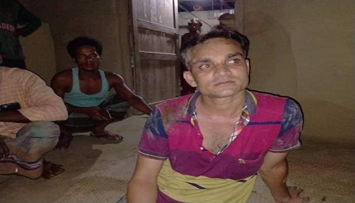 রাতে প্রবাসীর স্ত্রীর ঘরে ইউপি সদস্য, গণধোলাই দিয়ে পুলিশে সোপর্দ