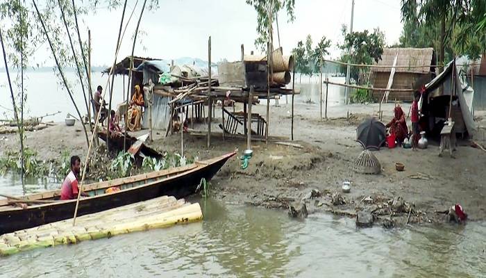 ৩ দিন পর ভাত রাঁধছে মা, অপেক্ষায় শিশু