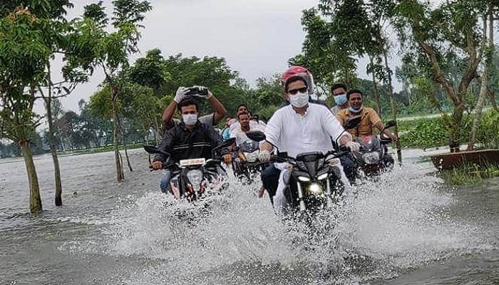 বন্যাদুর্গত এলাকায় প্রতিমন্ত্রী পলক, নামলেন কোমর পানিতে