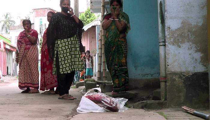 রাস্তায় পড়ে ছিল নবজাতকের পলিথিনে মোড়ানো লাশ