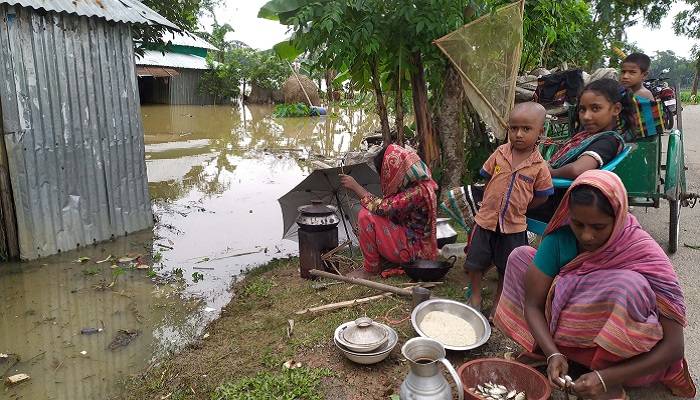 বন্যায় বাড়িছাড়া তারা