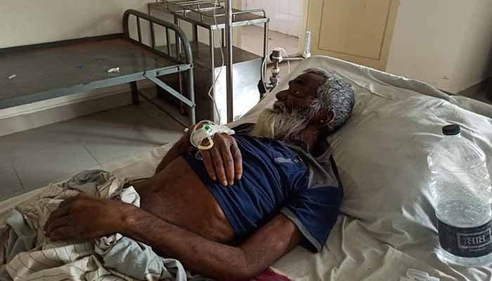 করোনা সন্দেহে বাবাকে রাস্তায় ফেলে দেন ছেলে, হাসপাতালে নেন পুলিশ