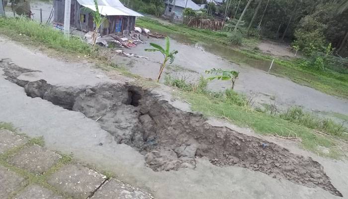 রামগতিতে রক্ষাবাঁধে বড় বড় গর্ত, ধসের আশঙ্কা