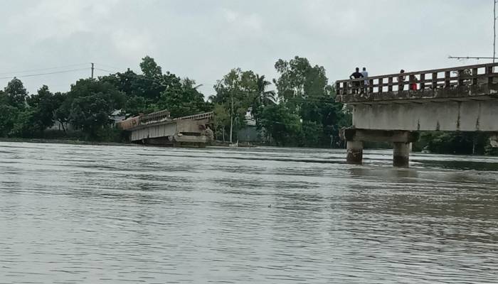 জামালপুরে বন্যায় ভেঙে পড়েছে যোগাযোগ ব্যবস্থা
