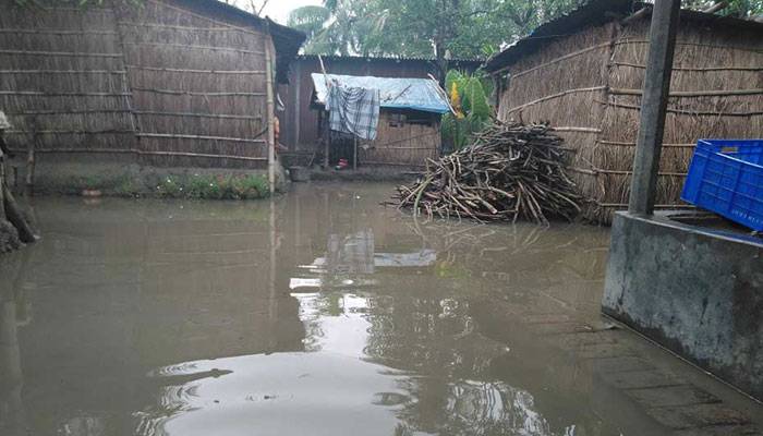 লালপুরে পানিবন্দী ৩ শতাধিক পরিবার