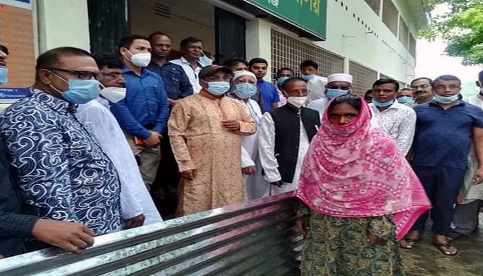 তাহিরপুরে বন্যায় ক্ষতিগ্রস্ত পরিবারের  মাঝে ঢেউটিন বিতরণ