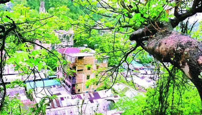 চট্টগ্রামে পাহাড় থেকে বাসিন্দাদের সরাতে মাইকিং