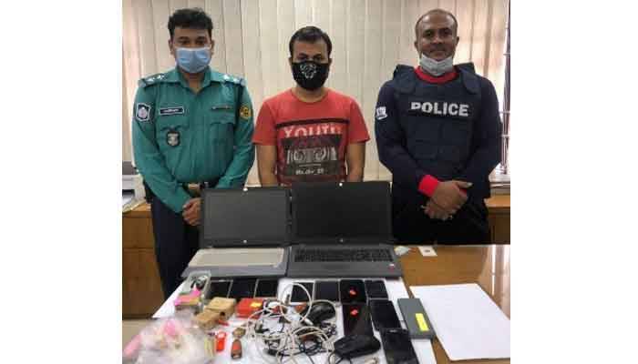চট্টগ্রামে নিমিষেই মোবাইলে আইএমইএম নম্বর পরিবর্তনকারী গ্রেফতার