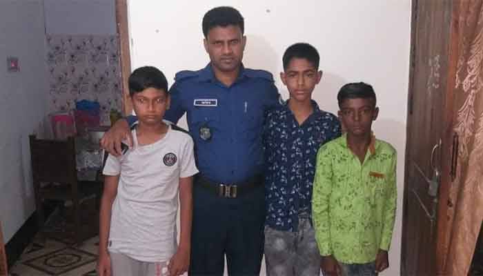 কনস্টেবল আতিক বাঁচালেন ৩ শিশুর প্রাণ