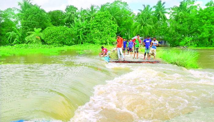 বন্যায় ভাসছে মানুষ