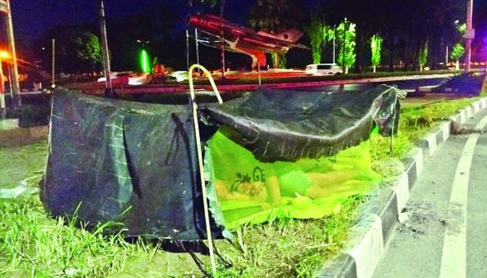 ভাড়া দিতে না পেরে ফুটপাতে