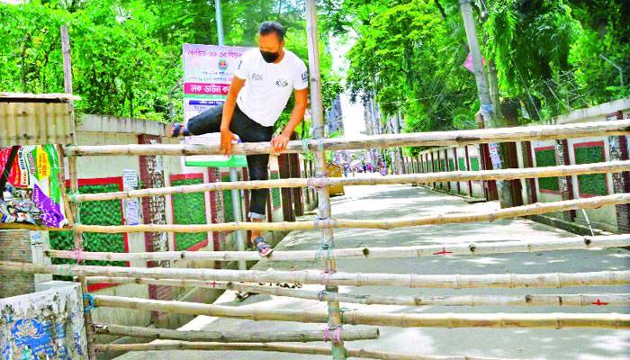 লকডাউন এড়াতে ওয়ারীর অনেকেই এলাকাছাড়া