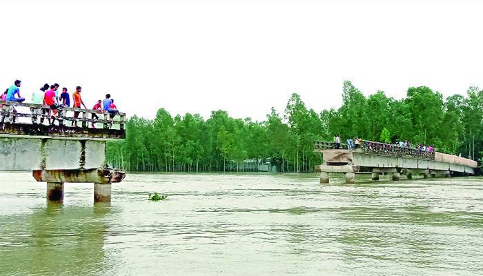 বেড়িবাঁধ নদীতীর বিলীন ৫০০ কিলোমিটার