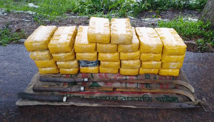 টেকনাফে ৩ লাখ ২০ হাজার ইয়াবাসহ তিন মাদক ব্যবসায়ী আটক