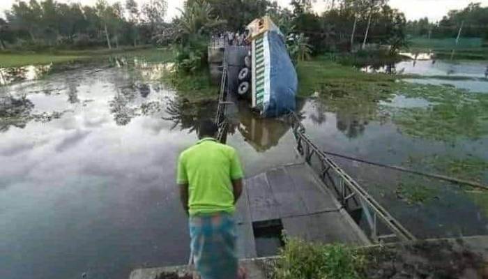 বগুড়ায় ব্রিজ ভেঙে ট্রাক খালে