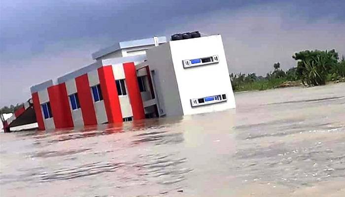 পদ্মায় বিলীন হওয়া স্কুলটি এখন দুর্ঘটনার ফাঁদ