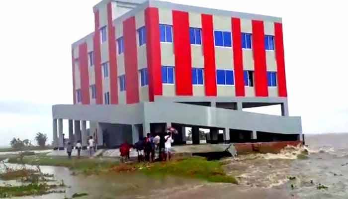 এক মাস আগে নির্মিত সোয়া ২ কোটি টাকার ভবন নদীগর্ভে বিলীন