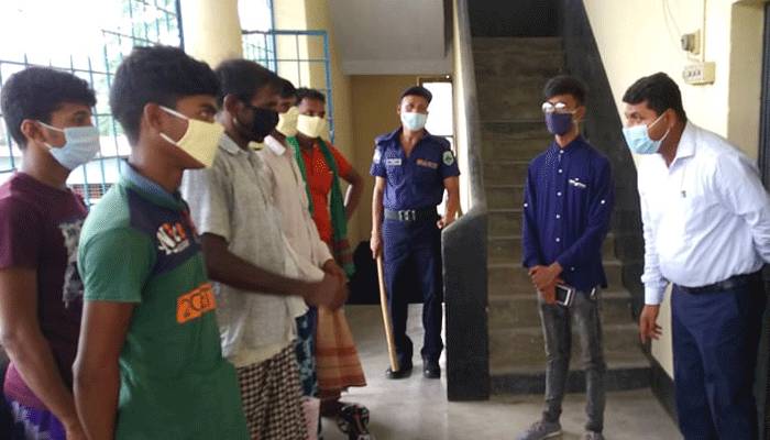 চাঁপাইনবাবগঞ্জে মাস্ক না পরায় ৫৭ জনকে জরিমানা