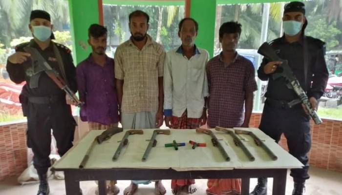 নোয়াখালীতে ‘বন্দুকযুদ্ধে’ জলদস্যু কমান্ডার নিহত, আটক ৪