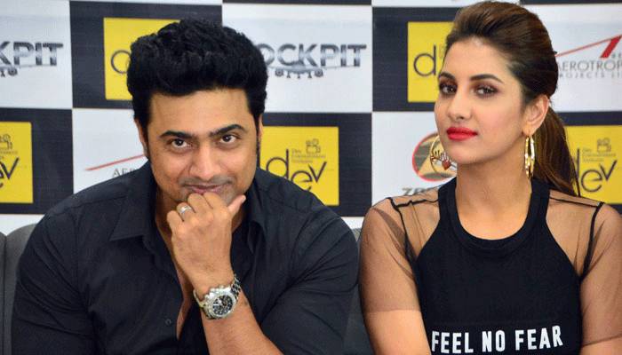 দেবের লেখা কবিতা প্রকাশ করলেন রুক্মিণী