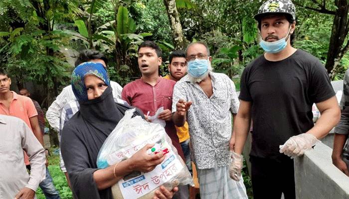 নিজ গ্রামের অভাবি মানুষের পাশে দাঁড়ালেন ইমন