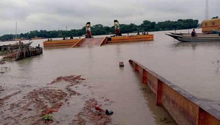 কালনা ফেরিঘাটে গ্যাংওয়ে তলিয়ে পারাপারে দুর্ভোগ