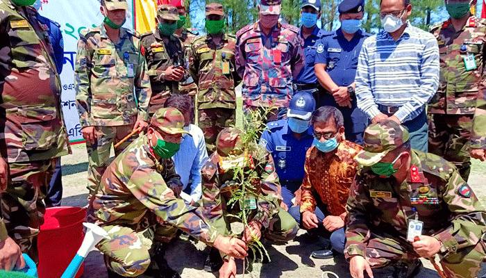 মুজিববর্ষে টেকনাফ মেরিন ড্রাইভে সেনাবাহিনীর বৃক্ষরোপণ কর্মসূচির উদ্বোধন
