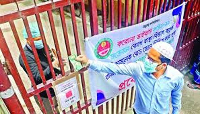 রাতের আঁধারে অস্থায়ী গেট ভেঙে ফেলছে মানুষ!