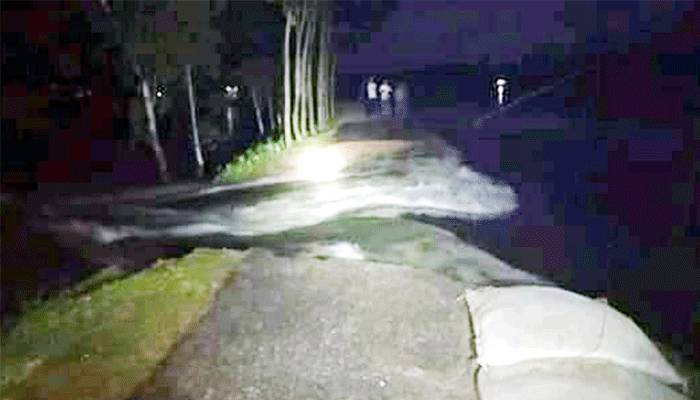 রৌমারীতে পানির তোড়ে ভেসে গেছে ২০ মিটার