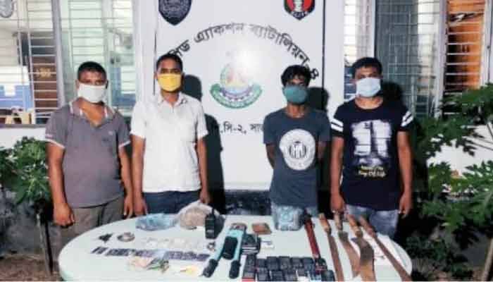 সাভারে ডিবি পরিচয়ে চাঁদাবাজি, কনস্টেবলসহ আটক ৪