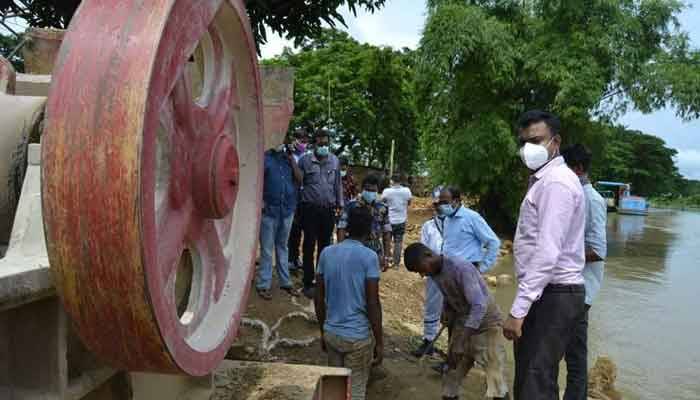 সিলেটে সুরমার তীরে কোটি টাকার অবৈধ স্টোন ক্রাশার ধ্বংস