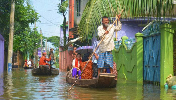 হাওরের নৌকা চলছে শহরে