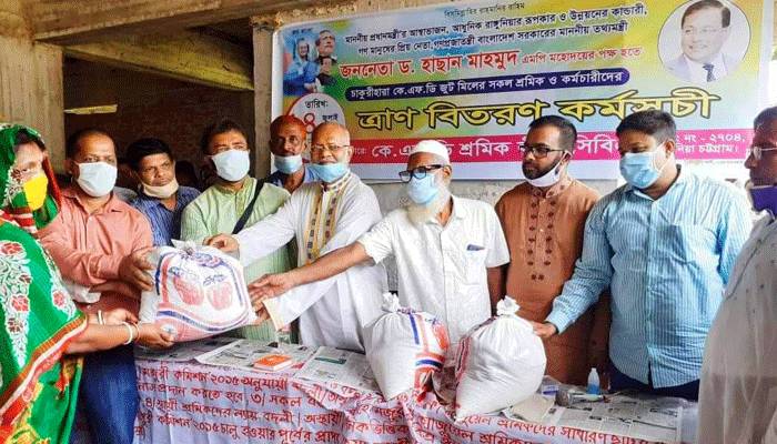 চট্টগ্রামে কর্ণফুলী জুটমিলস শ্রমিকদের খাদ্য সামগ্রী দিলেন তথ্যমন্ত্রী