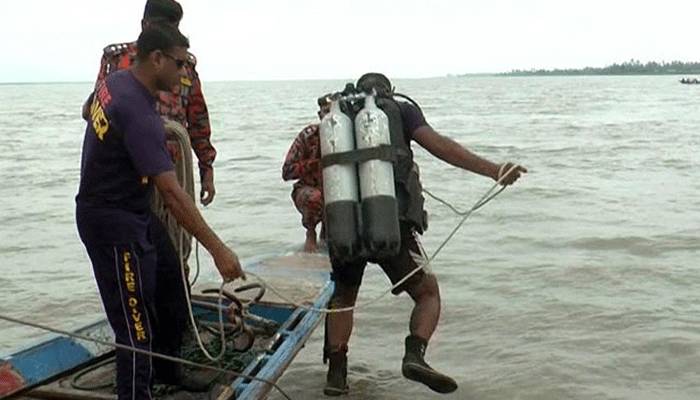 আরিচায় ট্রলারডুবি, এক ব্যবসায়ী ও ৩৬ গরু নিখোঁজ