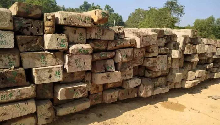 টেকনাফ স্থলবন্দরে পড়ে আছে অর্ধ লাখ কাঠ