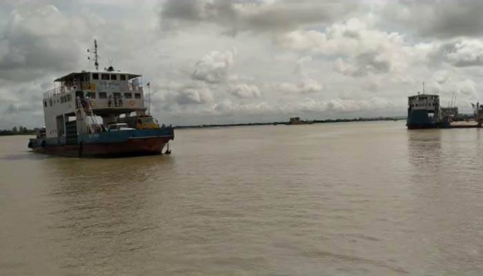 প্রবল স্রোতে ফেরি চলাচল ব্যাহত, ঘাটে আটকা শত শত যানবাহন প্রবল স্রোতে ফেরি চলাচল ব্যাহত, ঘাটে আটকা শত শত যানবাহন