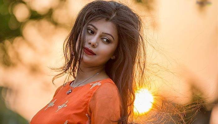 জোর খাটিয়ে অভিনয় করতে চাই না: তানজিকা জোর খাটিয়ে অভিনয় করতে চাই না: তানজিকা