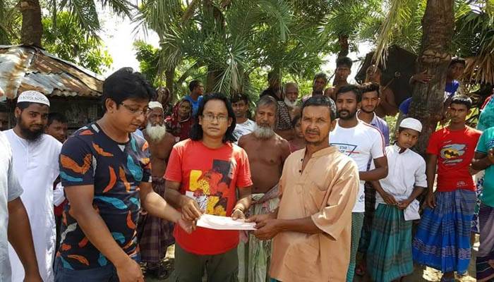 আশাশুনিতে দুর্যোগকবলিত মানুষের পাশে লেখক-শিল্পী সমাজ
