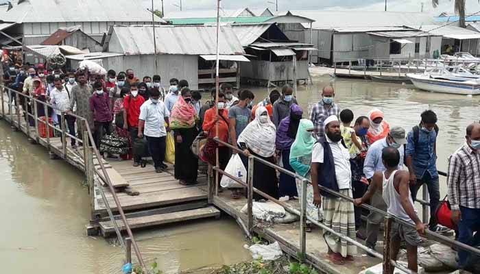 তীব্র স্রোতে শিমুলিয়া-কাঁঠালবাড়ী নৌরুটে নৌযান চলাচলে বিঘ্ন
