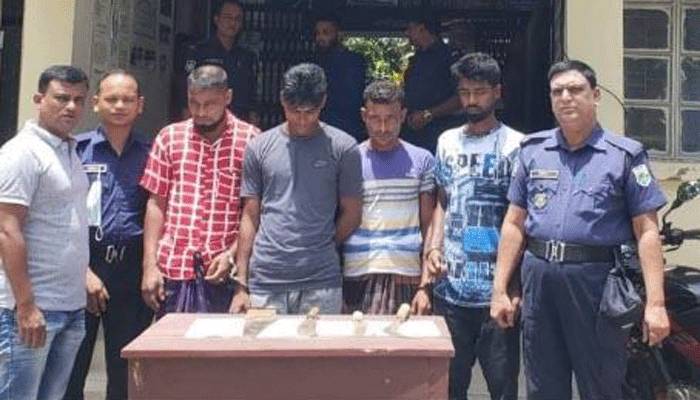 বগুড়ায় মহাসড়কে গাছ ফেলে ডাকাতির চেষ্টা, গ্রেপ্তার ৪