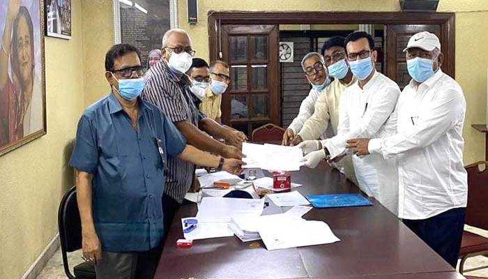 পাবনা-৪ আসনে মেয়ে-জামাইয়ের পর মনোনয়ন ফরম তুললেন সাবেক ভূমিমন্ত্রীর স্ত্রী ও ছেলে