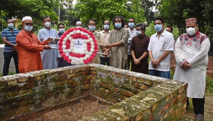 গোলাম সারওয়ারের কবরে ফুল দিয়ে শ্রদ্ধা সমকাল পরিবারের
