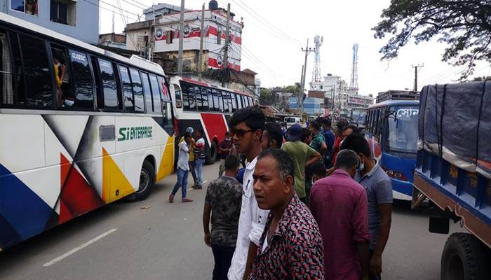 অতিরিক্ত ভাড়ার বিরুদ্ধে অভিযান চালাতেই পরিবহন শ্রমিকদের সড়ক অবরোধ